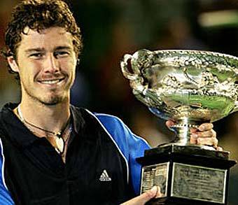 Марат Сафин с кубком Australian Open. Фото с официального сайта чемпионата  Марат Сафин с кубком Australian Open. Фото с официального сайта чемпионата