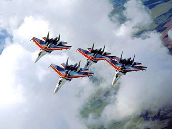 Пилотажная группа "Русские витязи" в небе над Москвой. Фото с сайта knights.ru  Пилотажная группа "Русские витязи" в небе над Москвой. Фото с сайта knights.ru