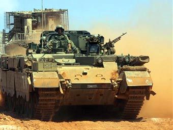 Израильская бронетехника в районе боев у Бинт Джибейл. Фото AFP Израильская бронетехника в районе боев у Бинт Джибейл. Фото AFP