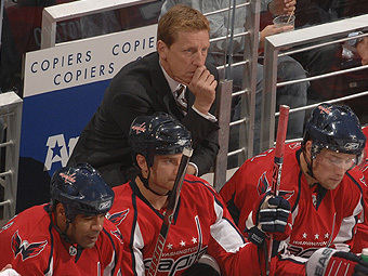 Глен Хэнлон на скамейке запасных. Фото с сайта capitals.nhl.com Глен Хэнлон на скамейке запасных. Фото с сайта capitals.nhl.com