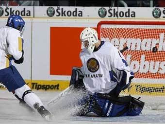 Вратарь сборной Казахстана пропускает гол. Фото с сайта iihf.com Вратарь сборной Казахстана пропускает гол. Фото с сайта iihf.com