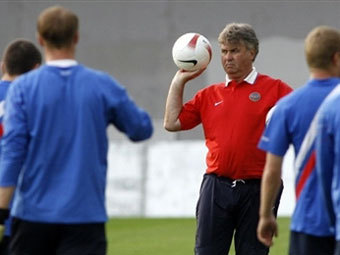 Гуус Хиддинк и российские футболисты. Архивное фото AFP Гуус Хиддинк и российские футболисты. Архивное фото AFP