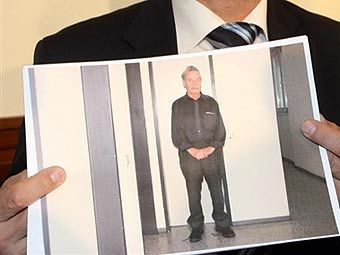 Полицейский демонстрирует фотографию Йозефа Фритцля. Фото AFP Полицейский демонстрирует фотографию Йозефа Фритцля. Фото AFP