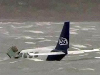 Самолет Стива Боля на воде. Кадр телеканала BBC. Самолет Стива Боля на воде. Кадр телеканала BBC.