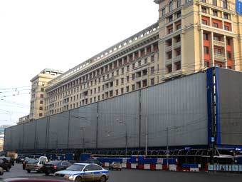 Рекламная конструкция в центре Москвы. Фото "Ленты.Ру" Рекламная конструкция в центре Москвы. Фото "Ленты.Ру"