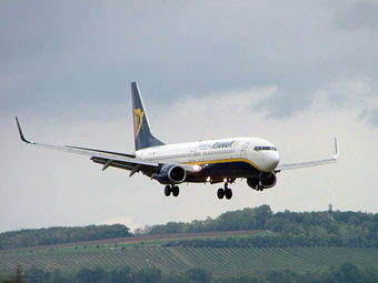 Boeing 737-800  Ryanair.   KGyST   wikipedia.org 