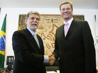 Министр иностранных дел ФРГ Гидо Вестервелле и его бразильский коллега Сельсо Аморим. Фото ©AFP Министр иностранных дел ФРГ Гидо Вестервелле и его бразильский коллега Сельсо Аморим. Фото ©AFP