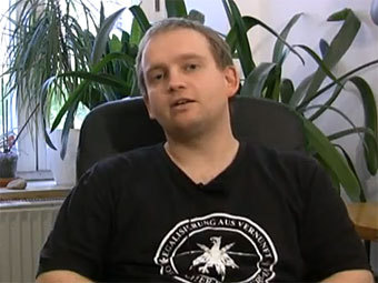 Максимилиан Пленерт задает вопрос Ангеле Меркель. Скриншот с сайта YouTube Максимилиан Пленерт задает вопрос Ангеле Меркель. Скриншот с сайта YouTube