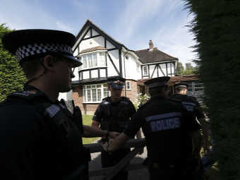 Британские полицейские возле дома убитых в Суррее. Фото ©AFP