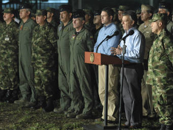 Хуан Мануэль Сантос на встрече с колумбийскими военными. Фото Reuters