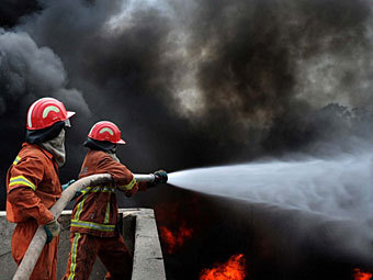 Пакистанские пожарные. Фото ©AFP