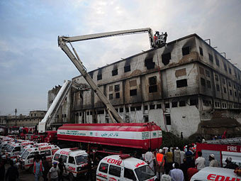 Пожарные у швейной фабрики в Карачи. Фото ©AFP
