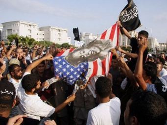 Демонстранты у посольства США в Тунисе. Фото ©AFP
